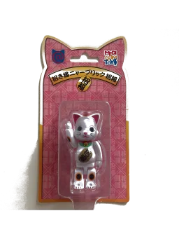 BE@RBRICK figure: White Lucky Cat Maneki Neko Nyabrick Bearbrick by Medicom Toy